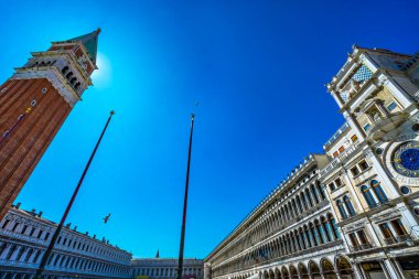 Venedik 'teki San Marco Meydanı' ndaki Campanile Çan Kulesi görkemli. Çan Kulesi ilk olarak 1173 yılında inşa edildi..  