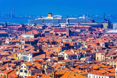 Seyahat gemileri, güzel turuncu çatılar, Venedik 'te evler ve komşular.. 