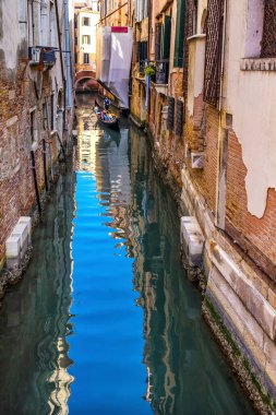 Venedik, İtalya - 22 Nisan 2019 Gondol ve turistler Venedik İtalya 'da güzel yansımalar yarattı