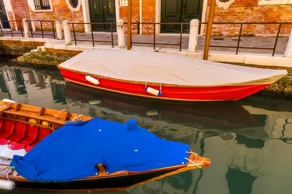 Petits Bateaux Colorés Canal Latéral Avec Reflets Venise Italie — Photo