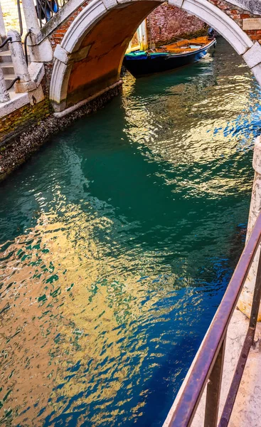 多姿多彩的小运河和桥梁在意大利威尼斯创造了美丽的映像 — 图库照片