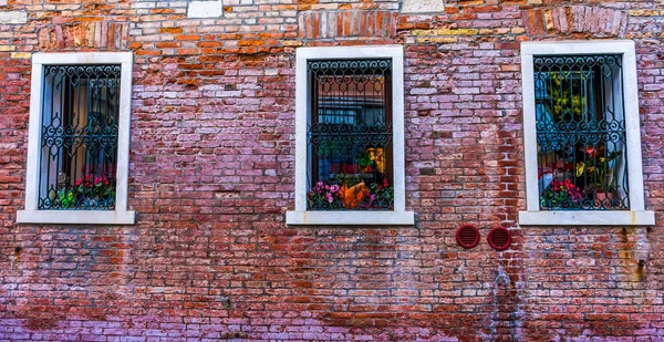 Trei Ferestre Colorate Clădirile Din Cărămidă Roșie Din Veneția Italia — Fotografie, imagine de stoc