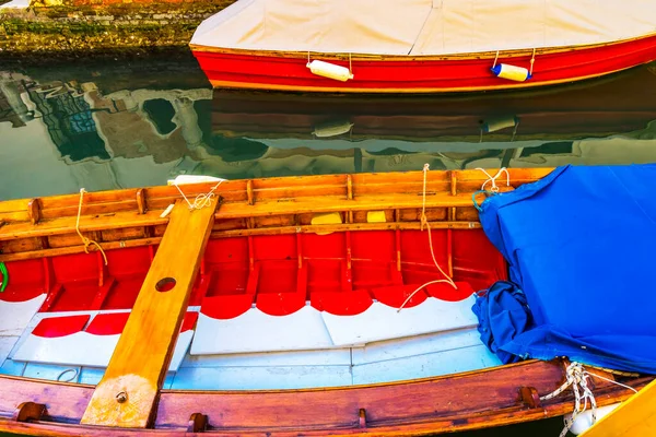 Colorful Small Boats Side Canal Venice Italy Reflection — Stock Photo, Image