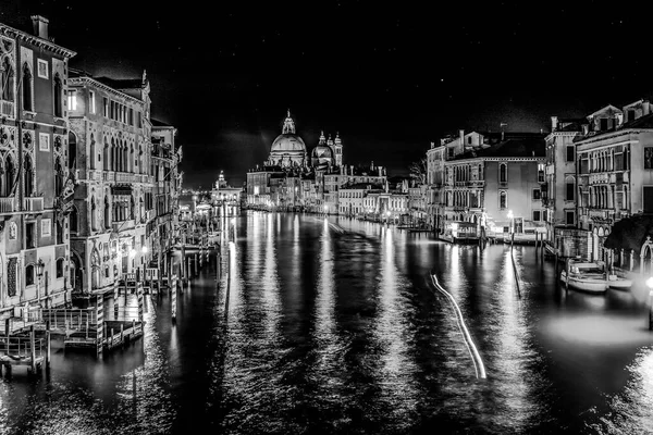 黑色与白色的大运河和圣玛丽亚 Santa Maria Della Salute 教堂在夜间与威尼斯意大利的反思创造了一个经典的景观 — 图库照片