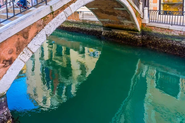Colorful Small Canal Bridge Creates Beautiful Reflections Venice Italy — Stock Photo, Image