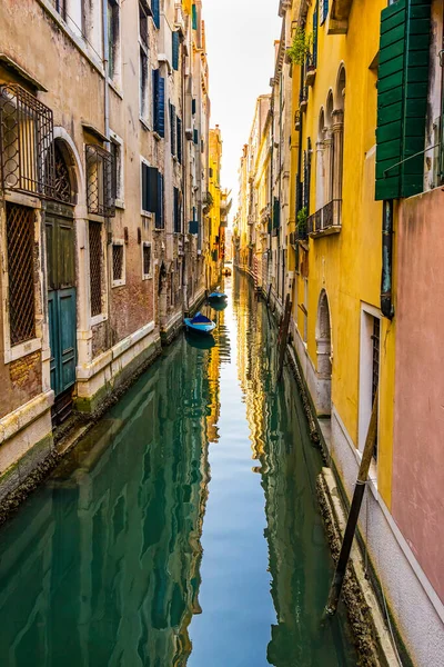 Colorido Pequeno Canal Barcos Cria Belas Reflexões Veneza Itália — Fotografia de Stock