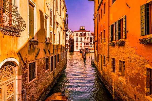 Barevný Malý Kanál Vytváří Krásné Reflexe Benátkách Itálie — Stock fotografie