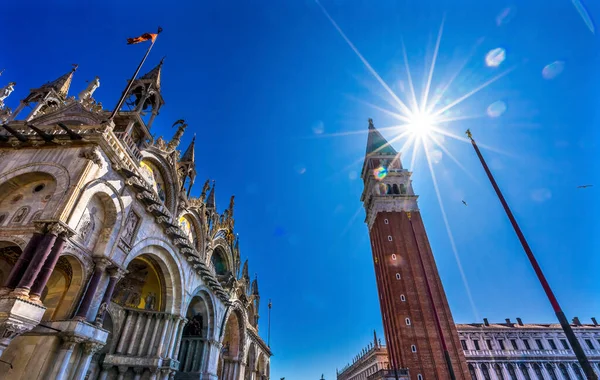Venedik Teki San Marco Meydanı Nda Güneşin Altındaki Campanile Çan — Stok fotoğraf