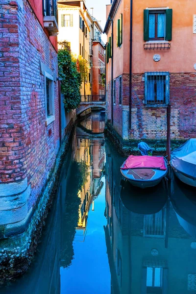 Барвистий Малий Канал Міст Створює Чудові Роздуми Венеції — стокове фото