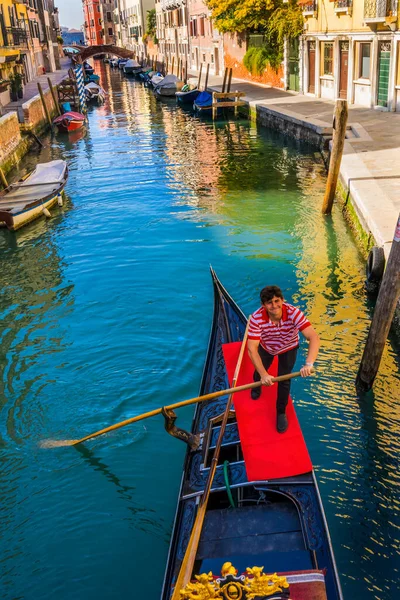 Venedig Italien April 2019 Gondola Och Gondolier Färgglada Liten Kanal — Stockfoto