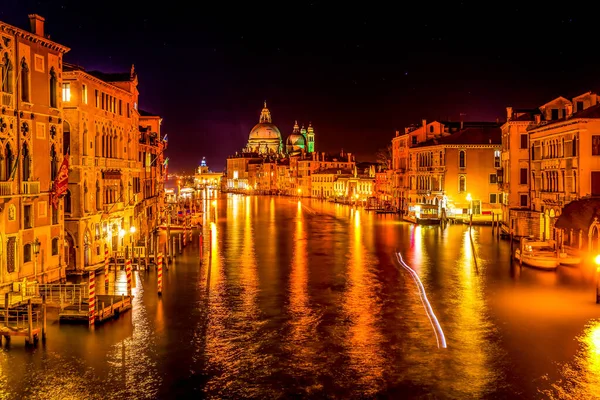 五彩斑斓的大运河和圣玛丽亚 Santa Maria Della Salute 夜晚的教堂 在威尼斯的意大利映衬下 形成了一幅经典的风景 — 图库照片