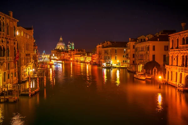 五彩斑斓的大运河和圣玛丽亚 Santa Maria Della Salute 夜晚的教堂 在威尼斯的意大利映衬下 形成了一幅经典的风景 — 图库照片