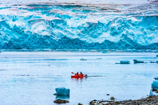 Blue Glaciers Red Kayaks Yankee Harbor Greenwich Island Antarktida — Stock fotografie