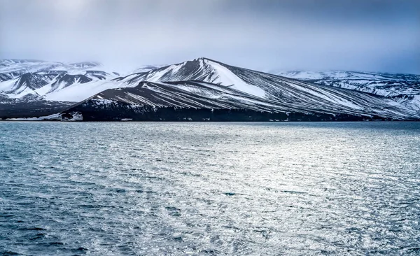 Montañas Nieve Negra Telefón Bahía Cráter Volcánico Isla Decepción Antártida —  Fotos de Stock