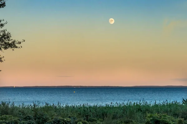 Moon Evening View Mom Padanaram Deck Summer Buzzards Bay Dartmouth — стоковое фото