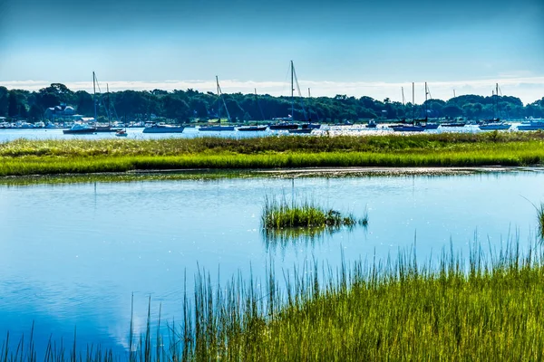 Green Marshland Veleros Padanaram Harbor Boats Amarres Barcos Motor Buzzards — Foto de Stock