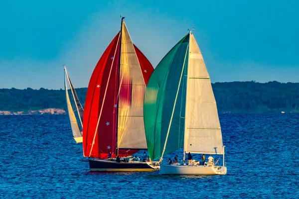 Veleros Coloridos Spinnakers Racing Padanaram Harbor Buzzards Bay Dartmouth Masschusetts — Foto de Stock