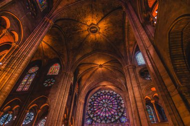 İçi lekeli Eski Notre Dame Katedrali Paris Fransa. Orijinal Notre Dame Yangından Önce 2019. Temizlikten sonra 2025 'te tekrar açılmış. Notre Dame M.S. 1163 ve 1250 yılları arasında inşa edildi..  