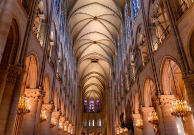 Ateş Bazilikası 'ndan sonra Yeni Notre Dame Katedrali Paris Fransa. Fire Notre Dame temizlenip 2025 'te tekrar açıldıktan sonra. Notre Dame M.S. 1163 ve 1250 yılları arasında inşa edildi..  