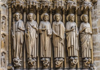 Saint Paul ve Kılıç Azizleri Heykelleri New Notre Dame Katedrali 'nin hemen dışında Paris' te. 2019 'daki yangından sonra kilise 2025' te yeniden açıldı. Notre Dame M.S 1250 'de inşa edildi..  