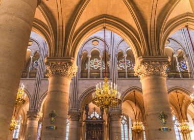 Ateş Bazilikası 'ndan sonra Yeni Parlak Notre Dame Katedrali Paris Fransa. Fire Notre Dame temizlendikten sonra 2025 'te yeniden açılan pisliklerin avukatları temizlendi. Notre Dame M.S. 1163 ve 1250 yılları arasında inşa edildi..  