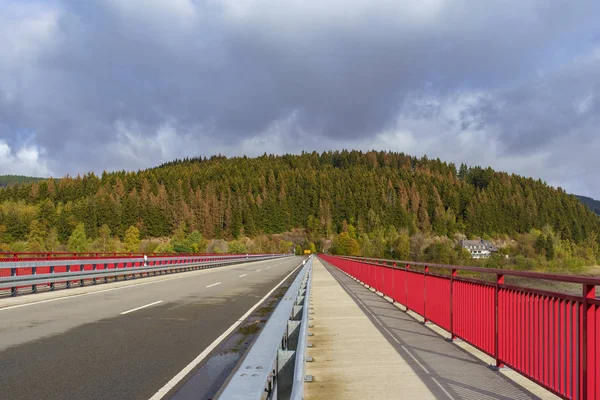 Puente que cruza el embalse Okerstausee Okertalsperre en el Parque Nacional Harz Alemania — Foto de Stock