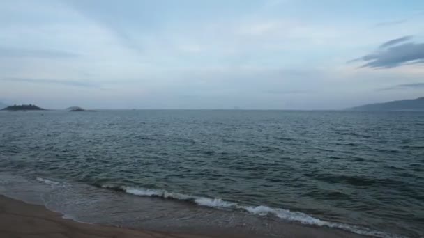 地平線とベトナム 高精細ムービー クリップ映像素材集に南シナ海を見渡せる曇り空島で海岸線のシーンをパンします パノラマ — ストック動画