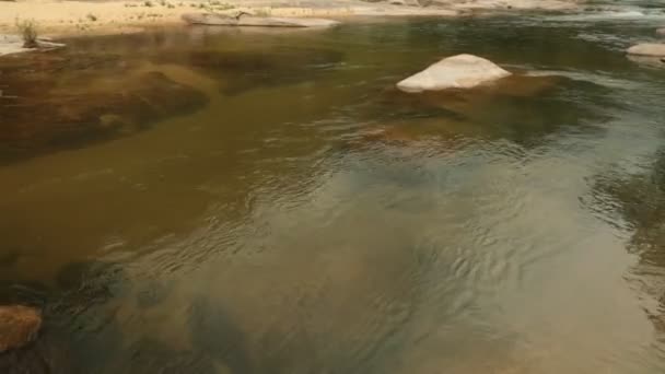 Прочная Горная Река Пейзаж Панорамный Чистой Стремительной Горной Водой Бегущей — стоковое видео