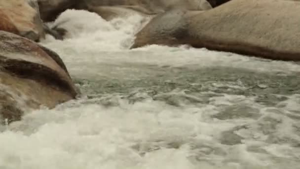 Ruige Berglandschap Rivier Pannen Panoramisch Met Duidelijk Haasten Bergwater Draait — Stockvideo