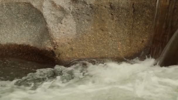 険しい山川の風景がパノラマでパンをオフに急いで山水高精細映像素材集ムービー クリップ大きな岩の周りを実行しています — ストック動画