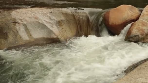 高清平移动作崎岖的山河瀑布全景景 与冲白水层叠在大卵石 巨石和一座竹桥上 高清视频剪辑 — 图库视频影像