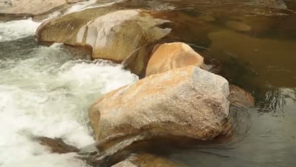 高解像度アクション険しい山川滝パノラマ シーン 大きめの小石 岩周りカスケード ホワイトウォーターを急いでとパンします 映像素材集の ビデオ クリップ — ストック動画