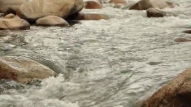 Yüksek çözünürlüklü büyük çakıl, kayalar basamaklı beyaz su acele ile eylem engebeli dağ nehir şelaleler panoramik sahne, kaydırma. Stok görüntüleri Hd video klip.