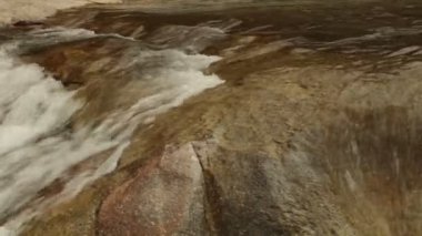 Yüksek çözünürlüklü büyük çakıl, kayalar basamaklı beyaz su acele ile eylem engebeli dağ nehir şelaleler panoramik sahne, kaydırma. Stok görüntüleri Hd video klip.