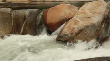 Yüksek çözünürlüklü büyük çakıl, kayalar basamaklı beyaz su acele ile eylem engebeli dağ nehir şelaleler panoramik sahne, kaydırma. Stok görüntüleri Hd video klip.