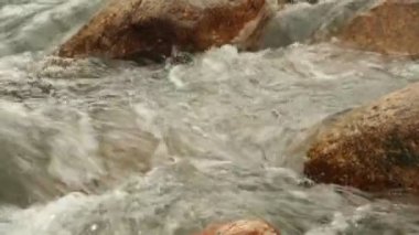 Yüksek çözünürlüklü büyük çakıl, kayalar basamaklı beyaz su acele ile eylem engebeli dağ nehir şelaleler panoramik sahne, kaydırma. Stok görüntüleri Hd video klip.