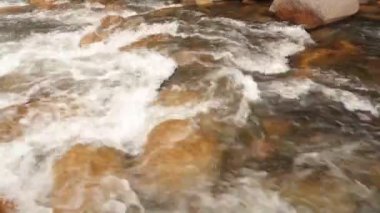 Yüksek çözünürlüklü büyük çakıl, kayalar basamaklı beyaz su acele ile eylem engebeli dağ nehir şelaleler panoramik sahne, kaydırma. Stok görüntüleri Hd video klip.