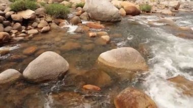 Yüksek çözünürlüklü büyük çakıl, kayalar basamaklı beyaz su acele ile eylem engebeli dağ nehir şelaleler panoramik sahne, kaydırma. Stok görüntüleri Hd video klip.