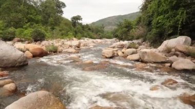 Dağ nehir yüksek tanımlı eylem sahne basamaklı şelale ve büyük kumtaşı çakıl, kayalar, Stok görüntüleri video klip ile kaydırma.