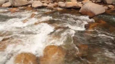 Dağ nehir yüksek tanımlı eylem sahne basamaklı şelale ve büyük kumtaşı çakıl, kayalar, Stok görüntüleri video klip ile kaydırma.