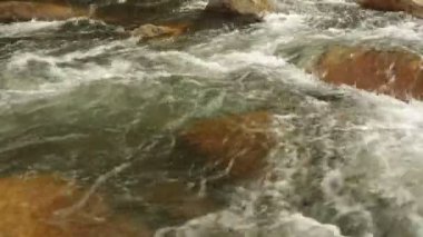 Dağ nehir yüksek tanımlı eylem sahne basamaklı şelale ve büyük kumtaşı çakıl, kayalar, Stok görüntüleri video klip ile kaydırma.