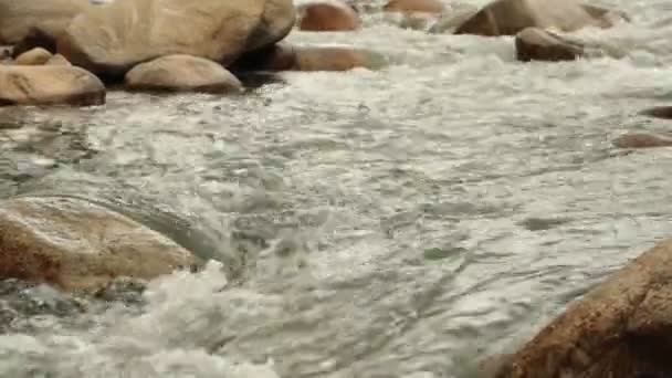 Yüksek Çözünürlüklü Büyük Çakıl Kayalar Basamaklı Beyaz Acele Ile Eylem — Stok video