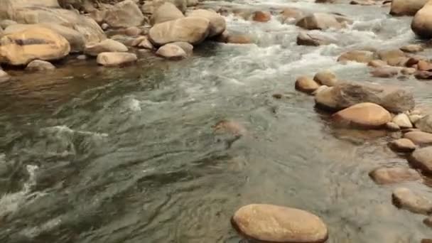 高清平移动作崎岖的山河瀑布全景景 与冲白水层叠在大卵石 巨石上 高清视频剪辑 — 图库视频影像