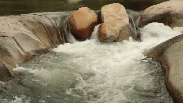 High Definition Schwenk Action Schroffen Gebirgswasserfällen Panoramische Szene Mit Rauschendem — Stockvideo