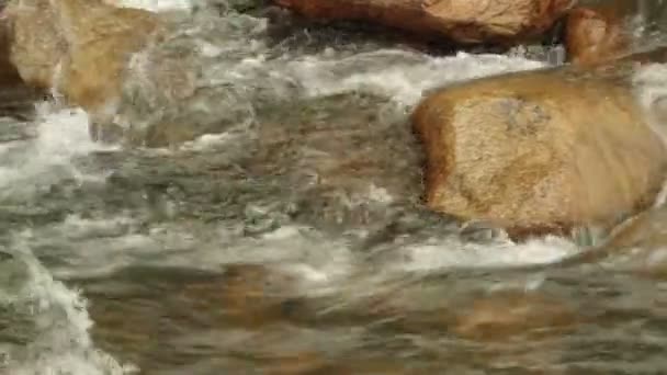Högupplöst Panorering Åtgärd Oländiga Berg Flod Vattenfall Panoramautsikt Över Scen — Stockvideo