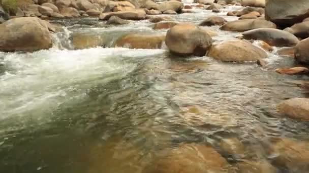 Acción Panorámica Alta Definición Panorámica Cascadas Ríos Montaña Escarpadas Con — Vídeo de stock