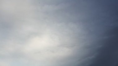 Fırtınalı gri gökyüzü yüksek tanımlı zaman atlamalı video görüntüleri cennet kara fırtına sistemi bulut formasyonları ile.