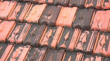 Kırmızı çatı katı pişmiş toprak kiremit eski ve yıpranmış kaydırma kamera yüksek çözünürlüklü Stok görüntüleri klip.