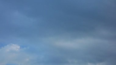 Gri bulutlu mavi gökyüzü yüksek tanım zaman atlamalı video görüntüleri temizleyerek kara bulut formasyonları ile cennet.