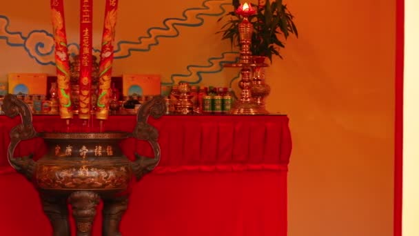 Nha Trang ベトナム アジア 2018 ベトナムの寺院テーブル製品果物や飲み物をテーブルの上に鮮やかな赤いテーブル クロスやキャンドルで覆われています — ストック動画
